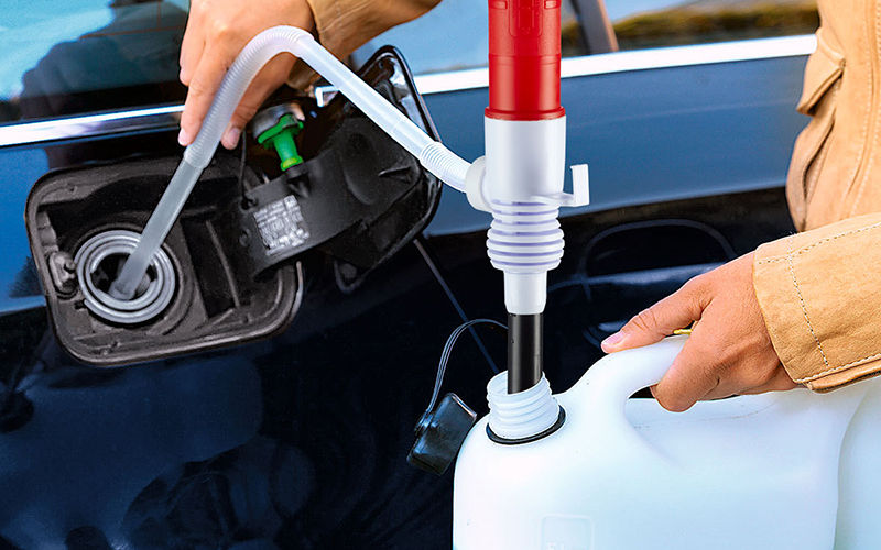 چطور از ماشین بنزین بکشیم؟ کشیدن بنزین با استفاده از شلنگ