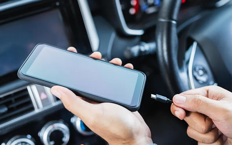 شارژ باطری موبایل با مانیتور خودرو در هنگام سفر | mobile-battery-charging-in-the-car