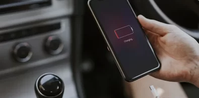 بهترین راه برای شارژ تلفن همراه در ماشین