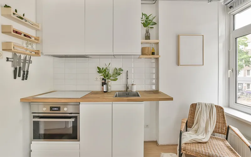 کابینت سفید و چوب برای آشپزخانه کوچک | white-and-wood-cabinet